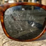 A napszemüveg fehér bevonata a strand után rejtett veszélyt jelez a lencsék számára. a-napszemuveg-feher-bevonata-a-strand-utan-rejtett-veszelyt-jelez.webp.webp