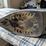 A vasaló szénlerakódásainak színe elárulja a vasalás során elkövetett hibákat a-vasalo-szenlerakodasainak-szine-elarulja-a-vasalas-soran-elkovetett-hibakat.webp.webp