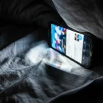 Egy okostelefon az oldalán a sötétben furcsa optikai effektust eredményez egy-okostelefon-az-oldalan-a-sotetben-furcsa-optikai-effektust-eredmenyez.webp.webp