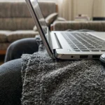 Miért zsibbad el a kisujjam, amikor laptoppal az ölemben dolgozom? miert-zsibbad-el-a-kisujjam-amikor-laptoppal-az-olemben-dolgozom.webp.webp